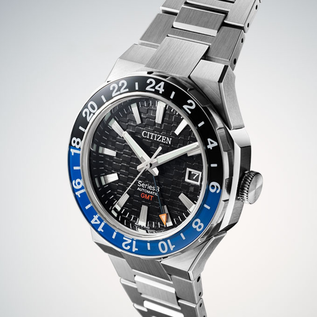 Citizen Series 3 GMT automatisch horloge met zwarte en blauwe bezel en stalen armband.