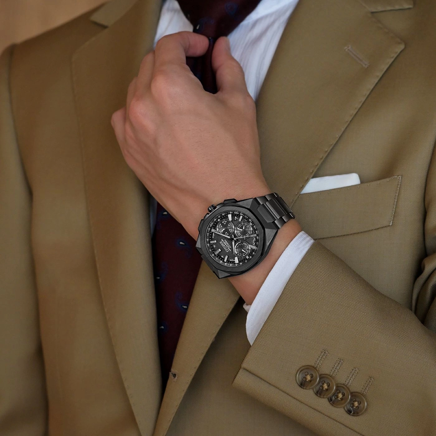 Man in pak die stropdas aanpast, zwarte horloge, close-up shot.