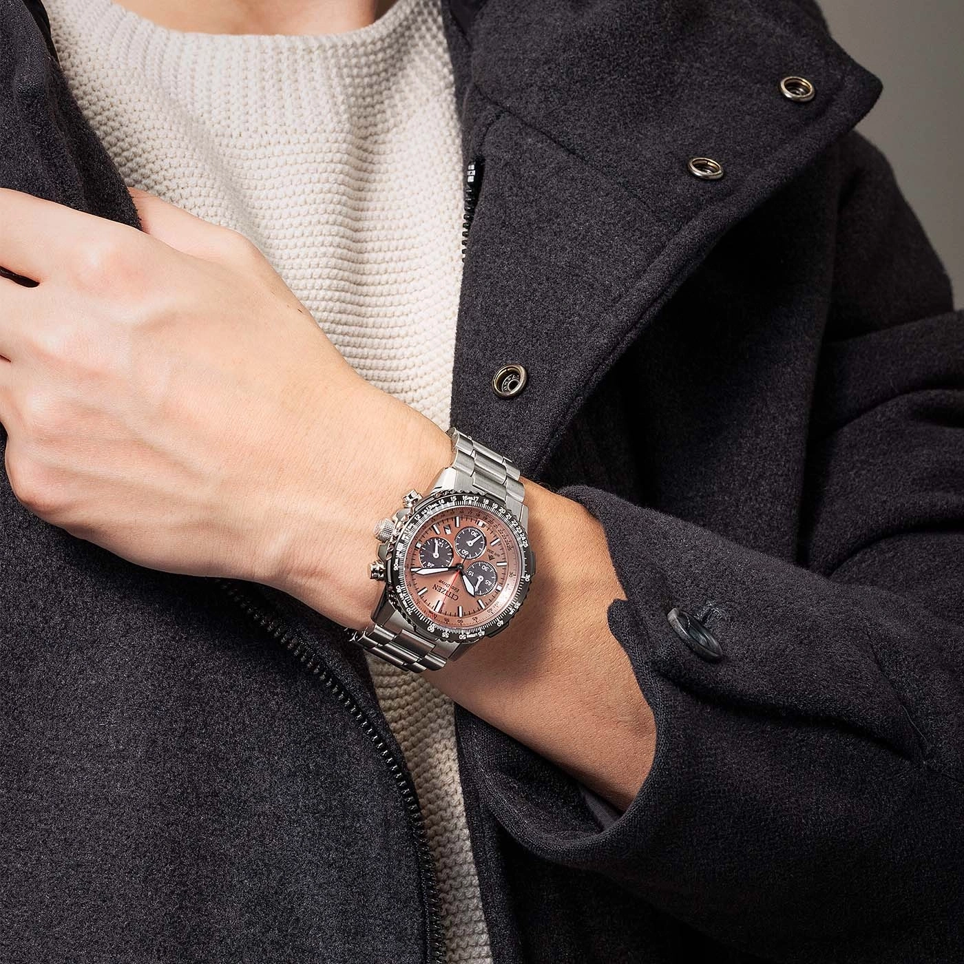 Man met horloge en donkere jas, close-up, mode, stijlvol, elegant.