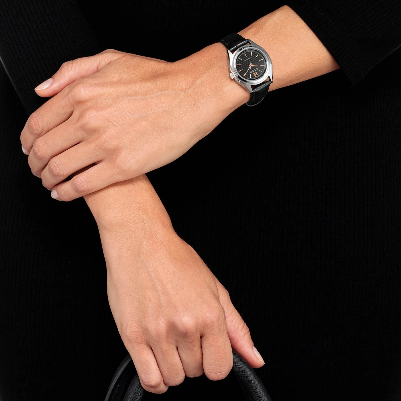 Vrouw met horloge, tas, zwarte jurk, close-up, pols, horlogeband