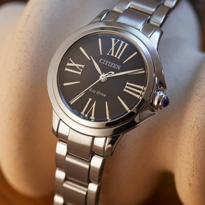 Citizen horloge met zwarte wijzerplaat en zilveren band, Romeinse cijfers.