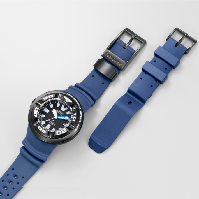Citizen horloge met blauwe band, zwarte bezel en Eco-Drive technologie.