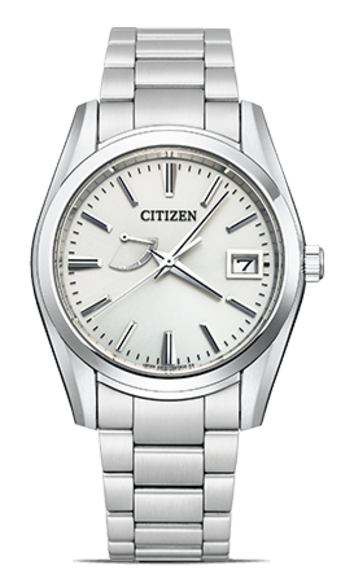 Silberne Citizen-Uhr mit weißem Zifferblatt und Datumsanzeige.