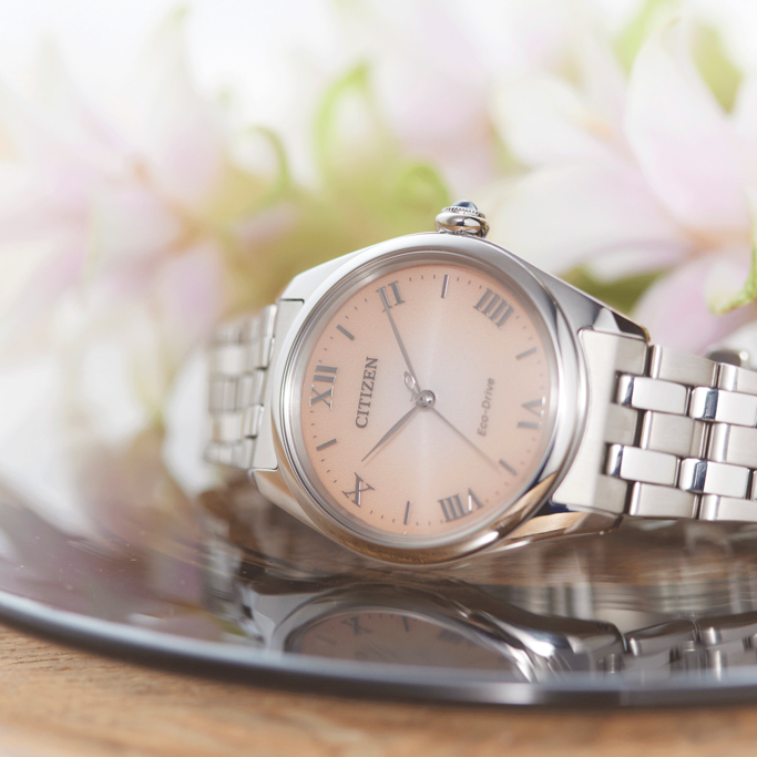 Citizen horloge met roze wijzerplaat en zilveren band, elegant design.