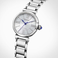 Een zilveren Citizen Eco-Drive horloge met blauwe wijzers en een blauwe edelsteen op de kroon.