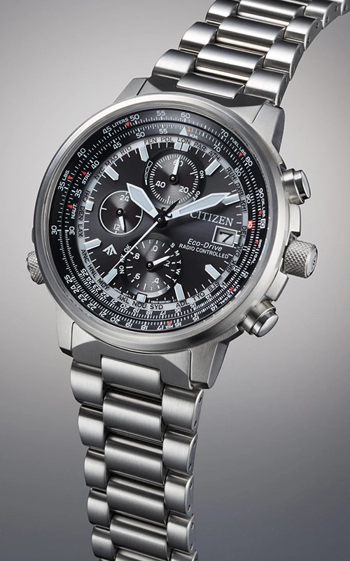 Citizen horloge met zwarte wijzerplaat, zilveren band en meerdere wijzerplaten, Eco-Drive technologie.