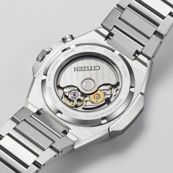 Citizen horlogekast met zichtbaar mechanisme, saffier, roestvrij staal en waterbestendigheid.