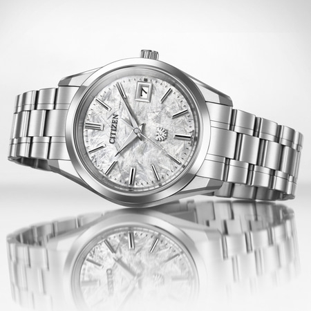 Citizen horloge met zilveren band en getextureerde wijzerplaat, elegant design.