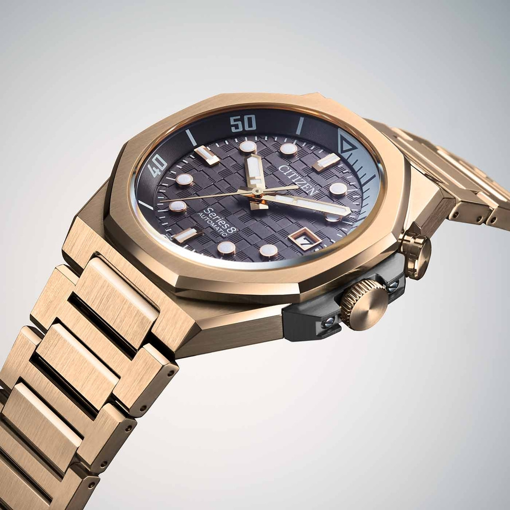 Close-up van een gouden Citizen Series 8 automatisch horloge met een getextureerde wijzerplaat.