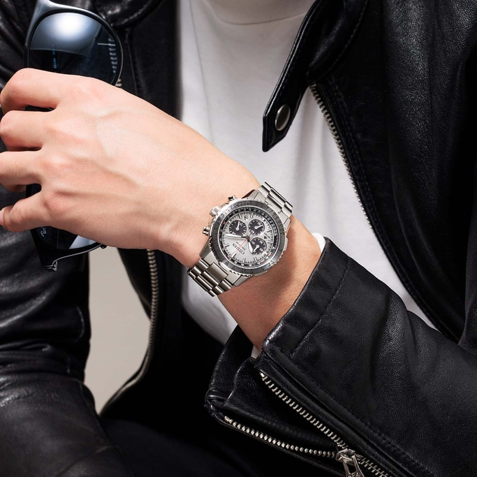 Man met horloge en zonnebril, leren jas, close-up, modieus en elegant