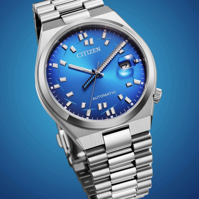 Close-up van een blauw Citizen automatisch horloge met metalen band.