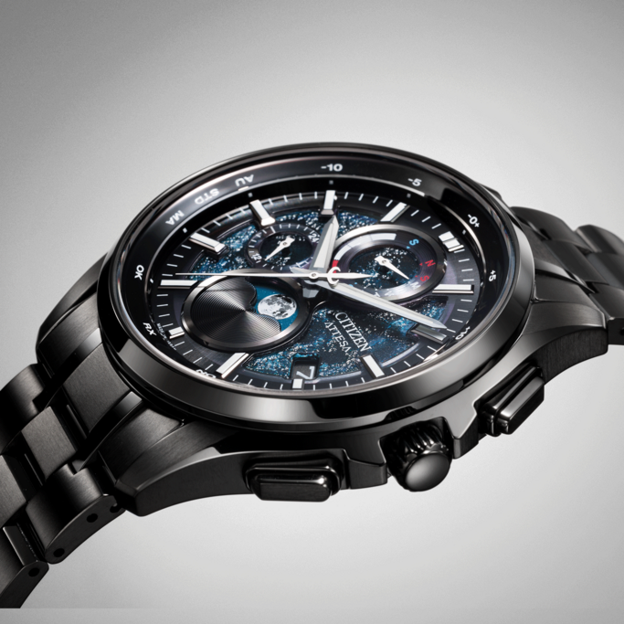 Zwarte Citizen horloge met een blauwe wijzerplaat en een zwarte armband.