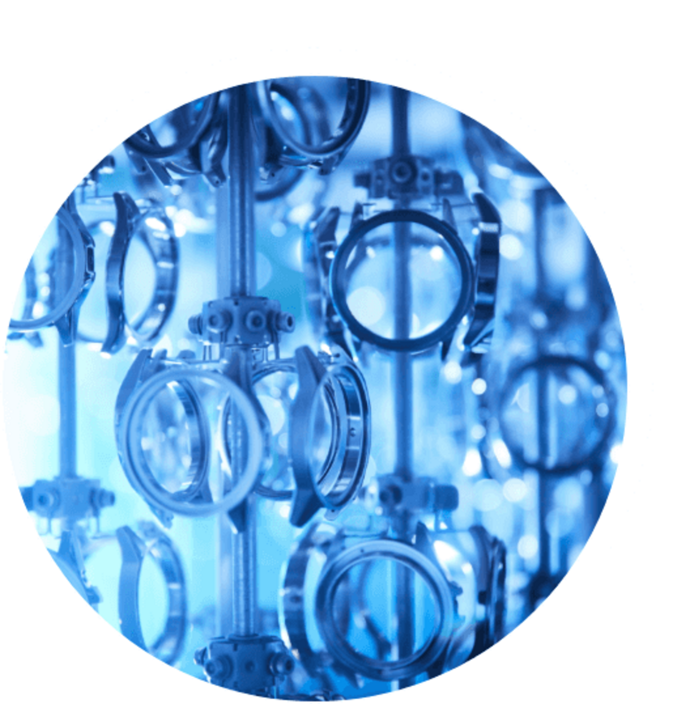 Close-up van horlogeonderdelen, blauw getint, industrieel, circulair, metaal, productieproces