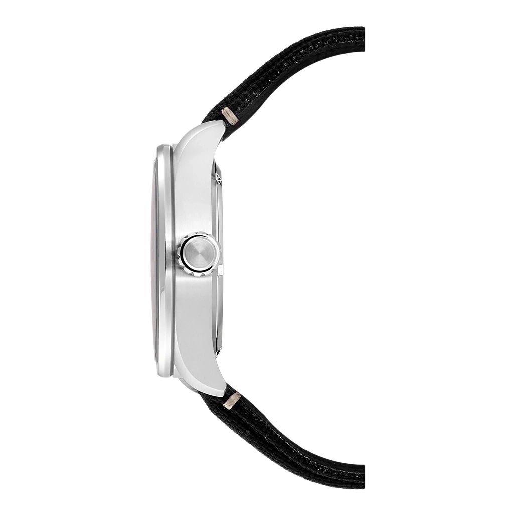 Zijaanzicht van een zilveren horloge met een zwarte band op een witte achtergrond.