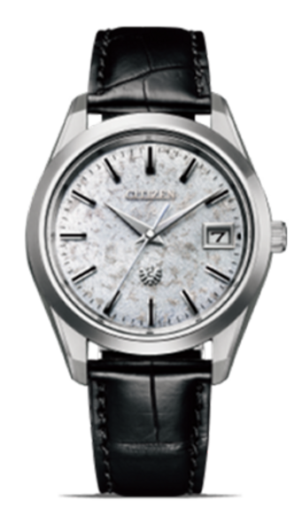 Citizen horloge met een getextureerde wijzerplaat en zwarte leren band, elegant design.