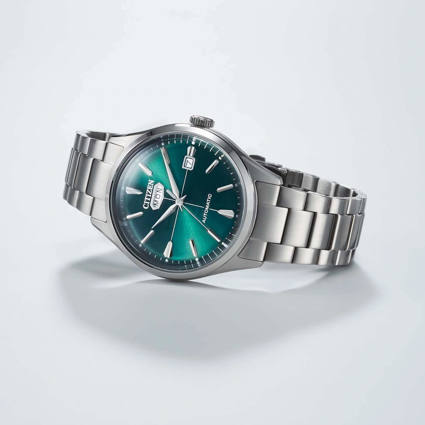 Een stijlvol groen wijzerplaat Citizen automatisch horloge met stalen band.