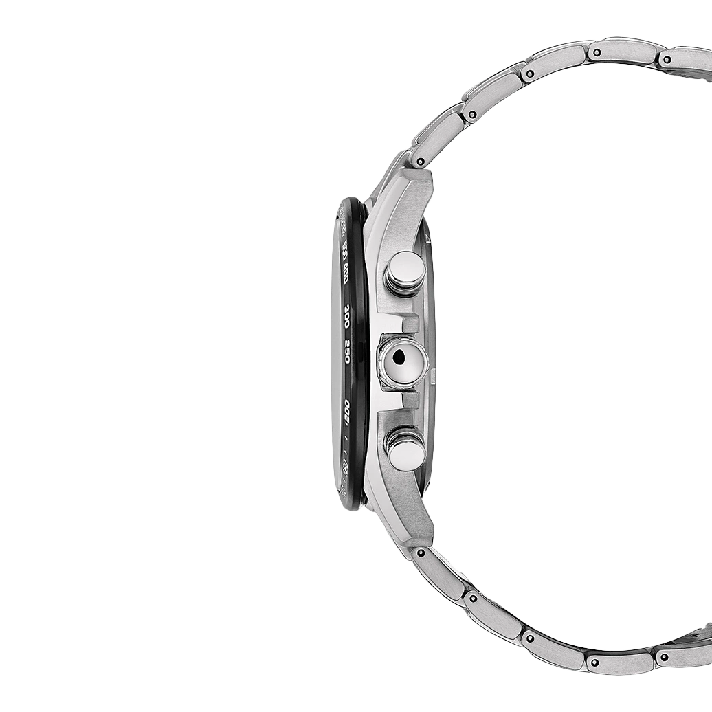 Zijaanzicht van een zilveren horloge met zwarte wijzerplaat en metalen band.