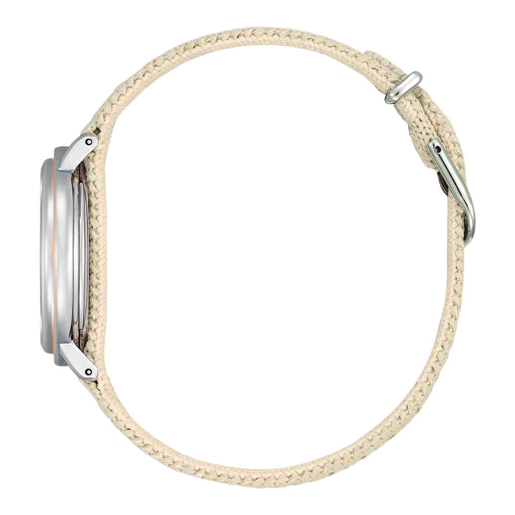 Zijaanzicht van een horloge met een beige touwband en zilveren gesp.