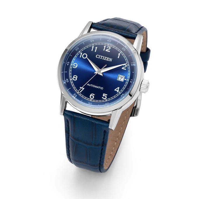 Een blauw Citizen automatisch horloge met een leren band.