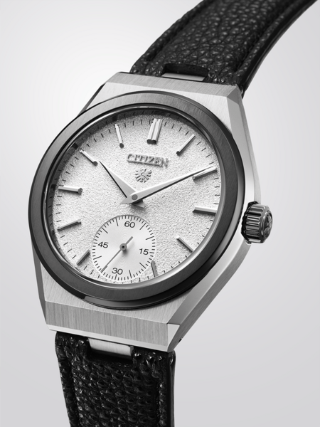 Citizen-Uhr mit strukturiertem silbernem Zifferblatt und schwarzem Lederarmband.