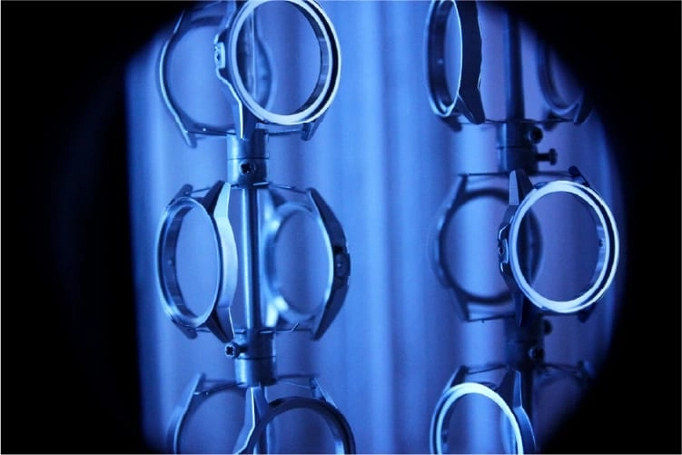Horloge onderdelen op een rek, blauw verlicht, close-up, industrieel beeld.