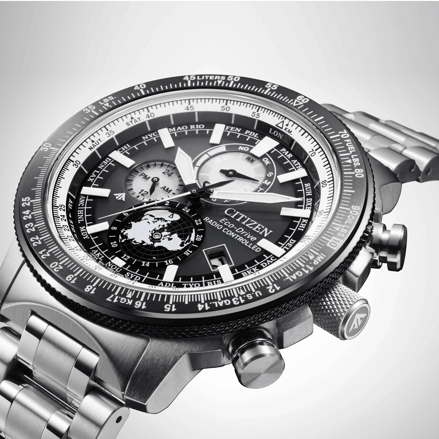 Citizen Eco-Drive horloge met meerdere wijzerplaten en een wereldkaartontwerp op de wijzerplaat.