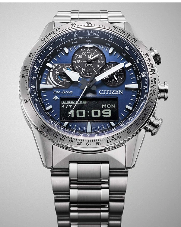 Citizen horloge met blauwe wijzerplaat, digitale display en roestvrijstalen band.