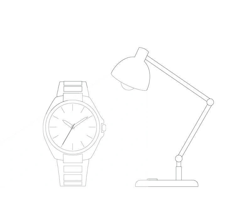 Horloge verlicht door een bureaulamp, die de tijd op de wijzerplaat toont.