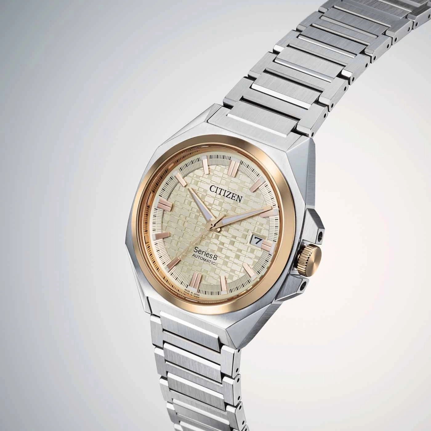 Citizen Series 8 automatische horloge met gouden accenten en zilveren band.