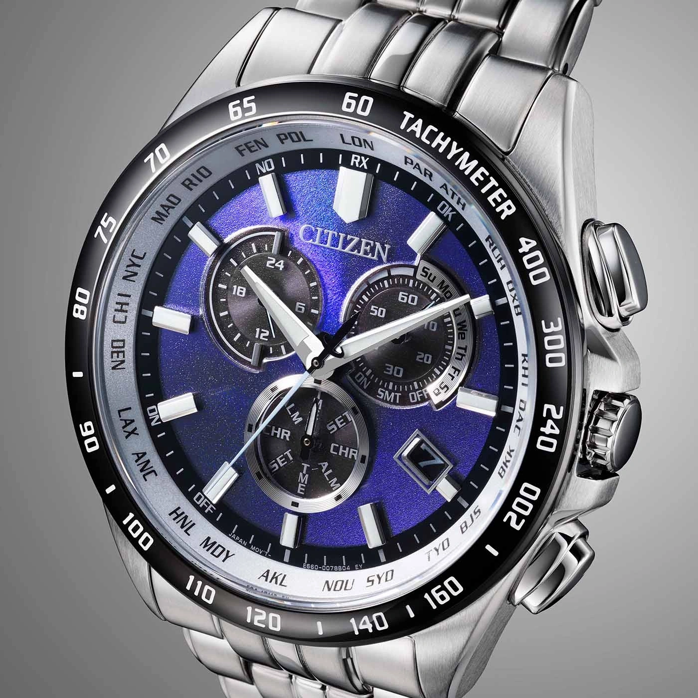 Citizen horloge met blauwe wijzerplaat, zilveren band en chronograaf functies.