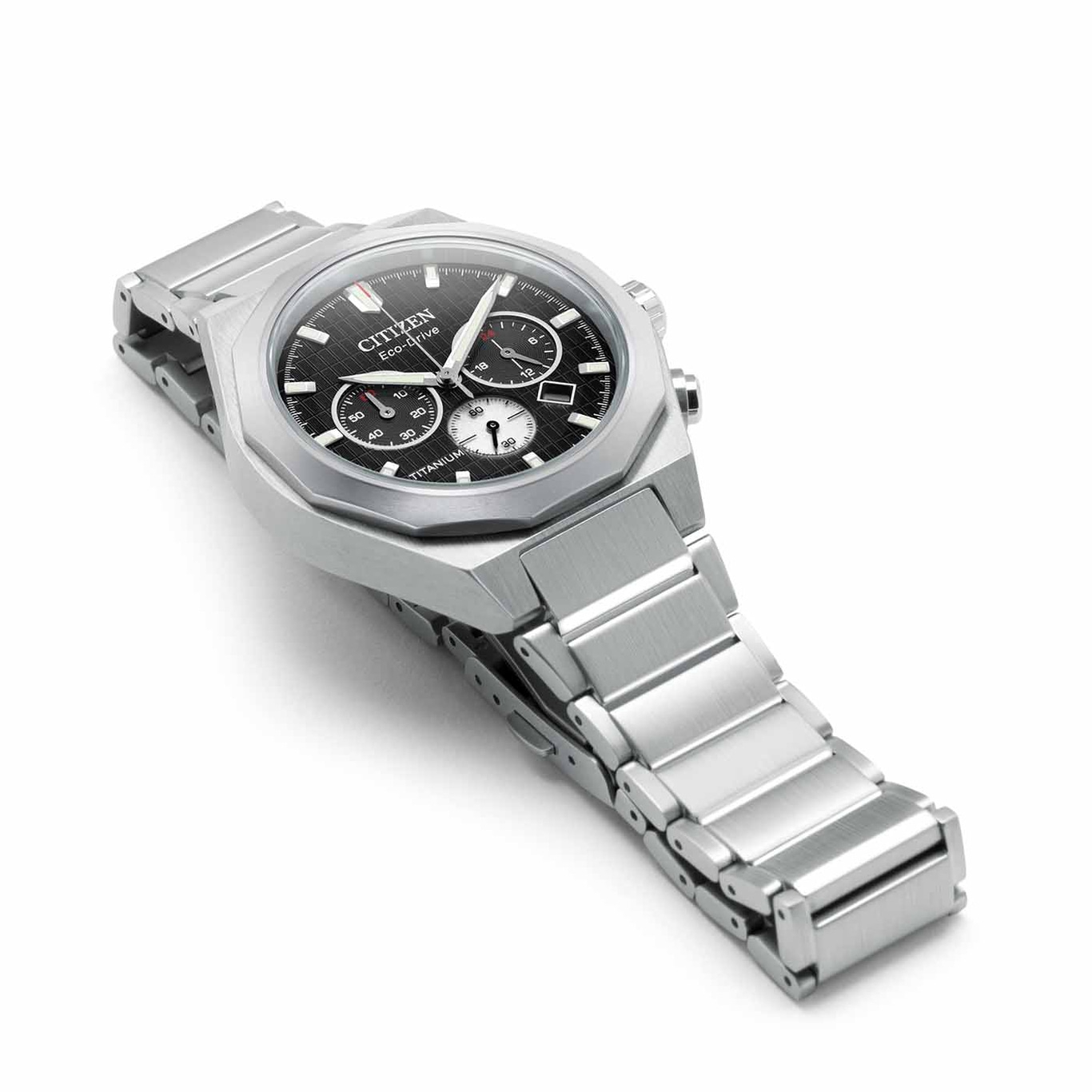 Citizen Eco-Drive titanium horloge met zwarte wijzerplaat en zilveren armband.