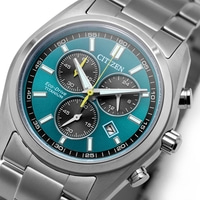 Close-up van een modern Citizen Eco-Drive titanium chronograaf horloge wijzerplaat met een teal wijzerplaat.