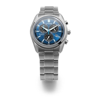 Een modern zilveren Citizen Eco-Drive Titanium chronograaf horloge met een blauwe wijzerplaat.