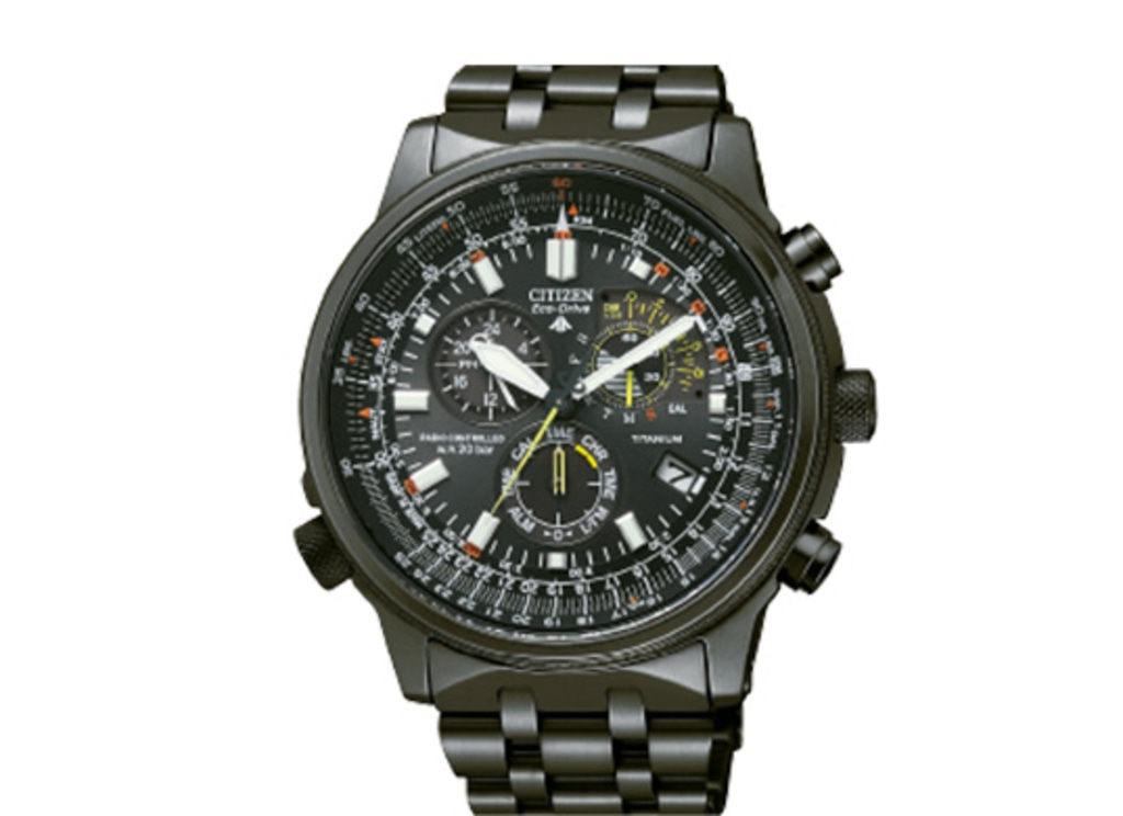 Zwarte Citizen Eco-Drive horloge met titanium, chronograaf en armband.