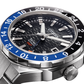 Citizen horloge met blauw en zwarte bezel, GMT-functie en zwarte wijzerplaat.