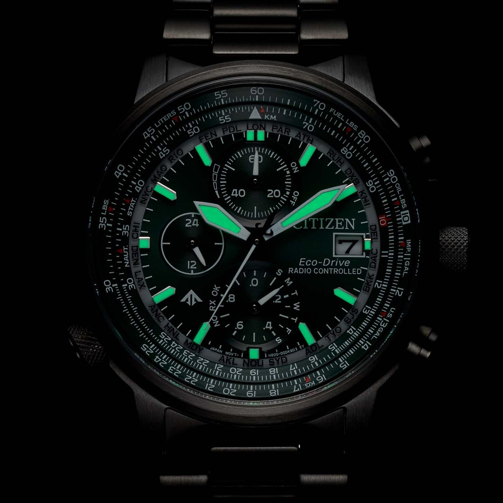 Close-up van een Citizen Eco-Drive horloge met gloeiende groene accenten en gedetailleerde wijzerplaat.