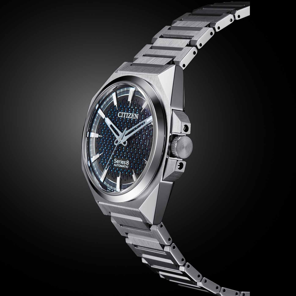 Citizen Series 8 automatische horloge met roestvrijstalen band en zwarte wijzerplaat.