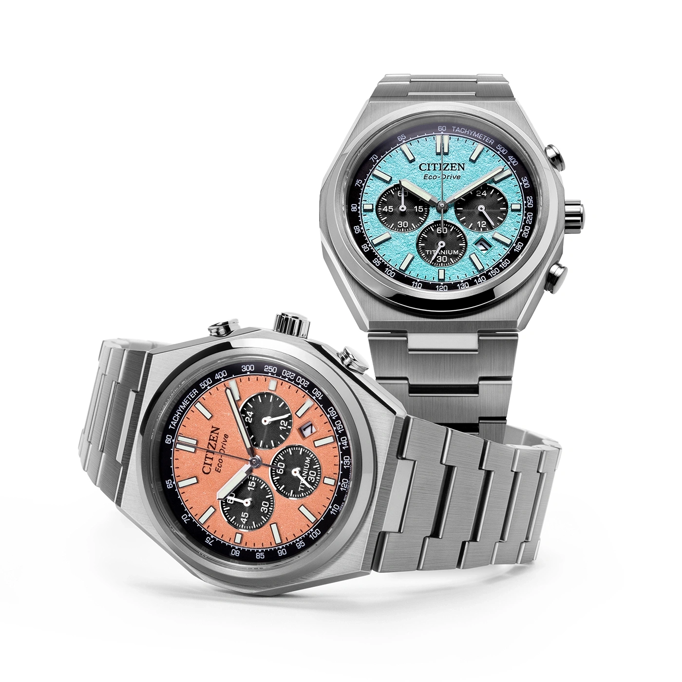 Twee Citizen Eco-Drive horloges met titanium armbanden en kleurrijke wijzerplaten.