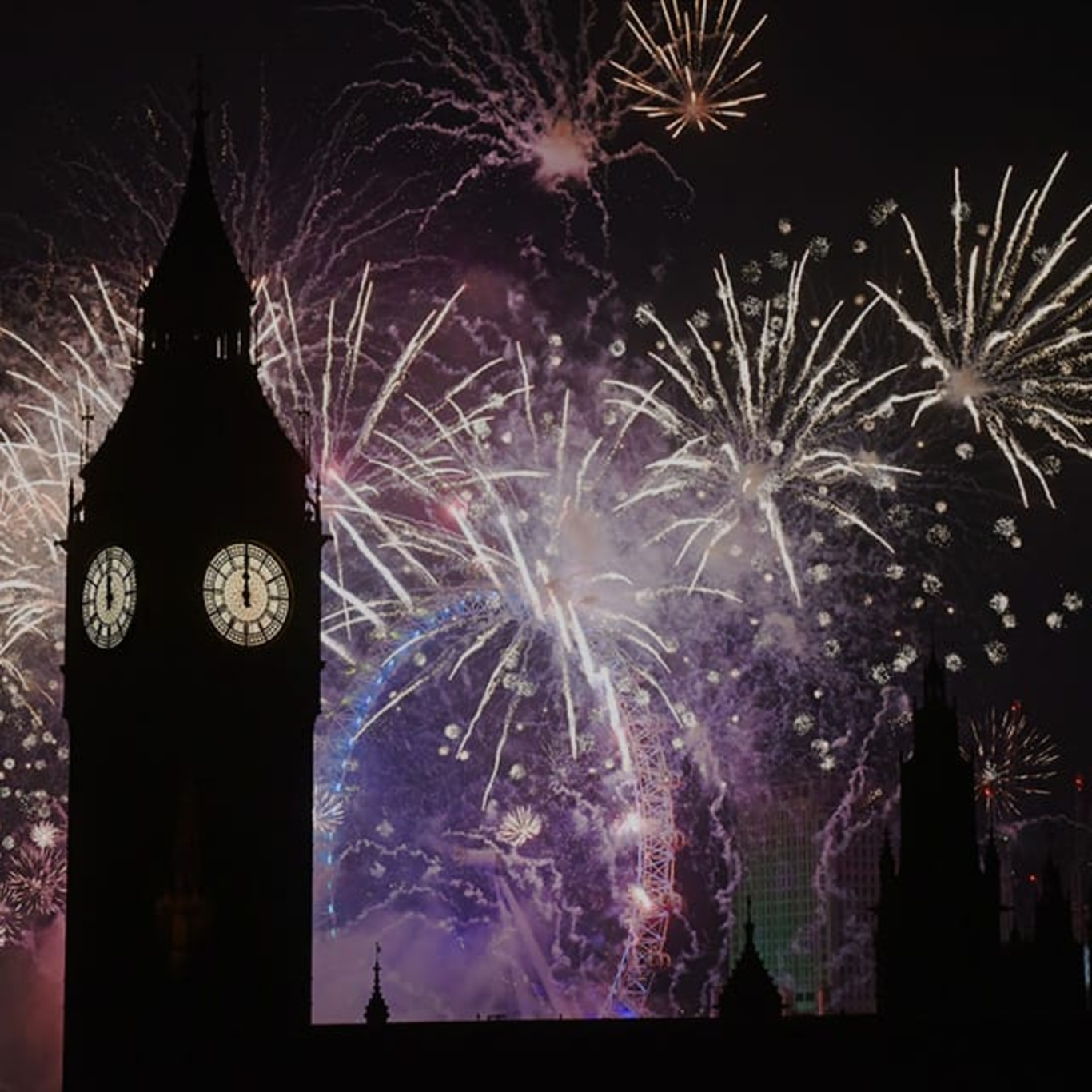 Big Ben silhouet tegen vuurwerk 's nachts in Londen, Verenigd Koninkrijk.