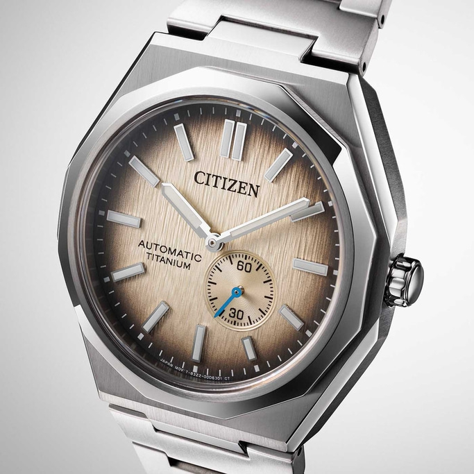 Citizen horloge met automatisch titanium uurwerk en bruine wijzerplaat.