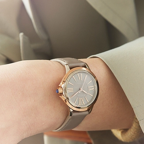 Pols horloge met grijze wijzerplaat en leren band om de pols van een persoon