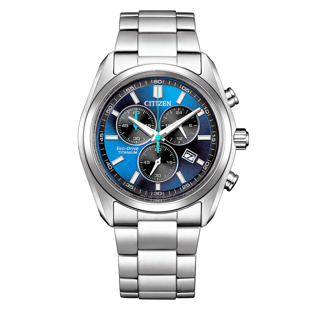 Een zilveren Citizen Eco-Drive Titanium chronograaf horloge met een blauwe sunburst wijzerplaat.