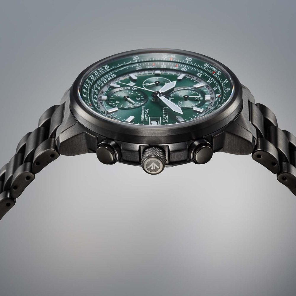 Citizen horloge met groene wijzerplaat en zwarte band, close-up, uurwerk