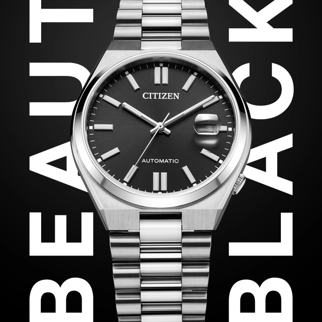Citizen horloge met zwarte wijzerplaat, zilveren band en de woorden BEAUTY BLACK.