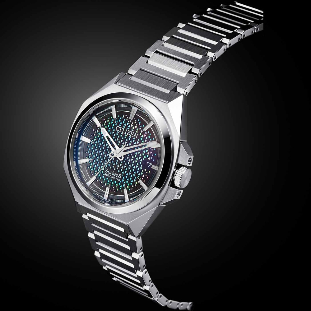 Citizen Series 8 automatisch horloge met zilveren armband en zwarte achtergrond.