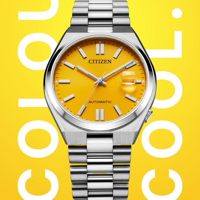 Citizen horloge met gele wijzerplaat en zilveren band op gele achtergrond.