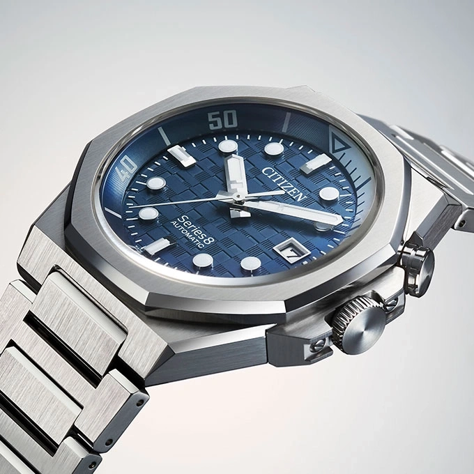 Citizen Series 8 automatisch horloge met blauwe wijzerplaat en stalen band