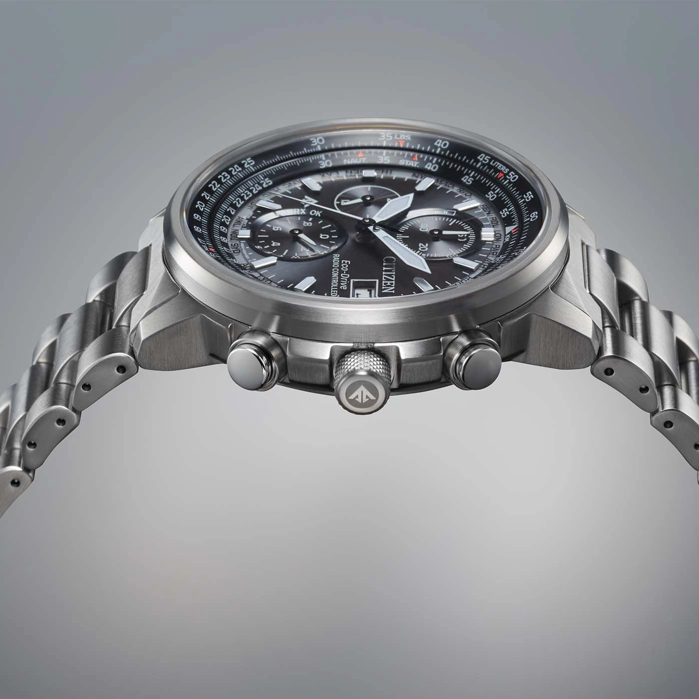 Citizen horloge met zwarte wijzerplaat en zilveren band, close-up opname.