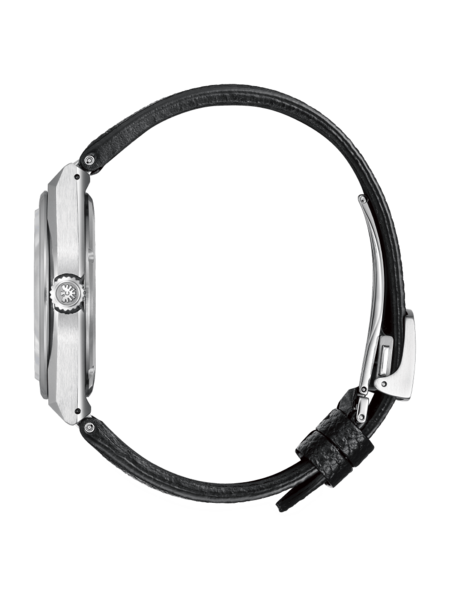 Zijaanzicht van een zilveren horloge met een zwarte leren band op een groene achtergrond.