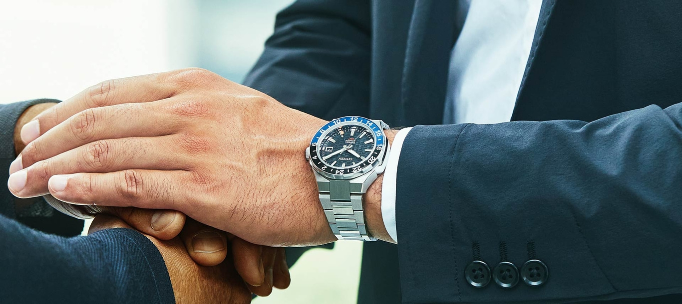 Man met horloge, handen schudden, zakelijke kleding, close-up, deal